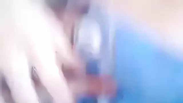 Özbek adam, karısıyla ev yapımı porno kaydediyor.