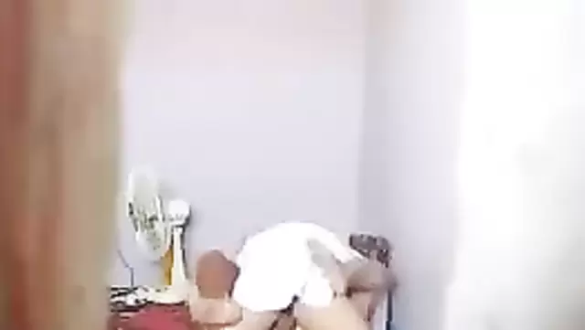 Özbek karı, kocasını evli komşusuyla aldatıyor.