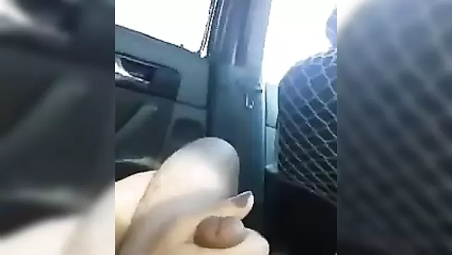 Sevgilim arabada ateşli bir el işi çekiyor.