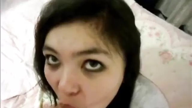 Özbek iş arkadaşı ateşli bir oral çekiyor.