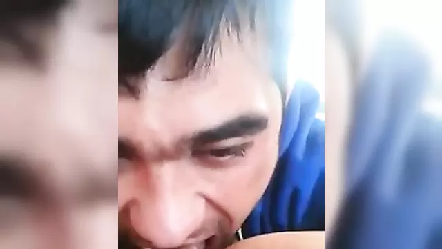 Özbek adam genç kadına yalama yapıyor.