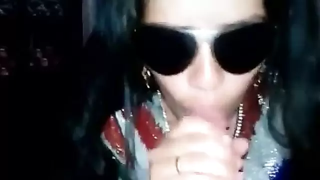 Özbek kız, diğerinin aletini iştahla emiyor.
