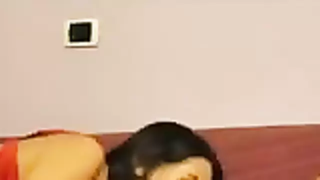 Özbek kadın, uyuyan kocasının aletini ağzına alıp emiyor.