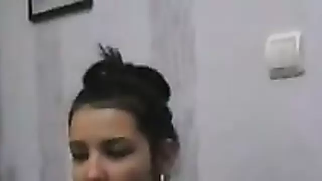 Genç Özbek kız o güzel götünü sergiliyor.