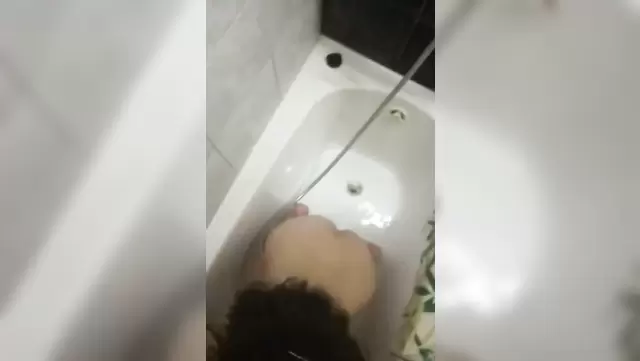 Özbek üniversiteli kız, banyoda arkadaşına ağızla zevk veriyor.