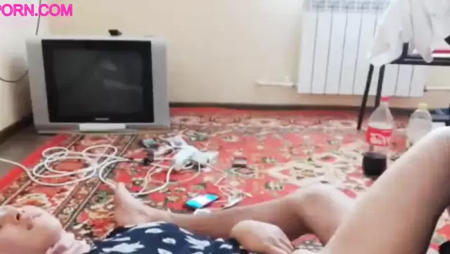 Elbiseli, sallanan Özbek genç kızın gerçek orgazmı.