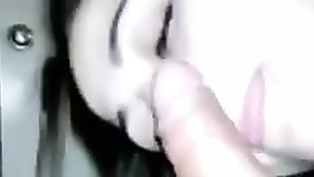 Özbek güzeli aleti ağzına alıp güzelce emiyor.