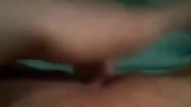 Özbek hatun amını parmaklıyor.