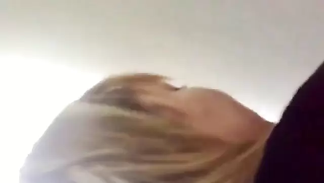 Özbek kadın, kocasını ofiste bir iş arkadaşıyla aldatıyor.