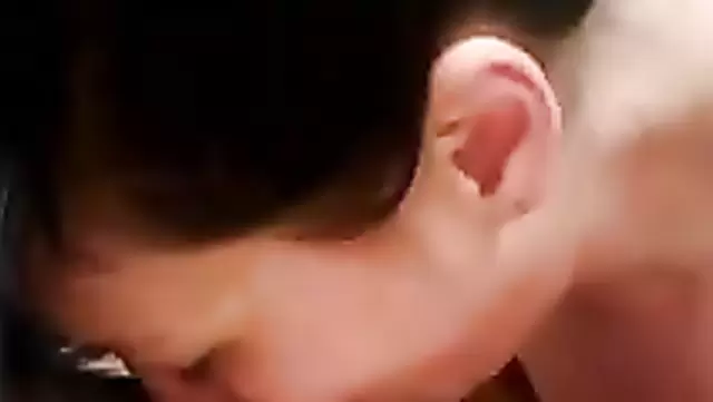 Özbek karı, arkadaşının aletini yalıyor.