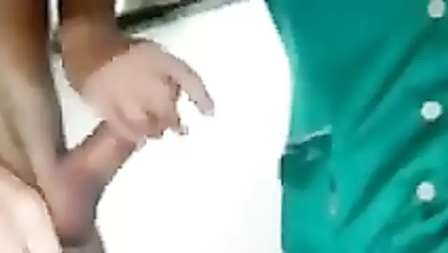 Özbek, hemşireyi sulu delikleriyle sikişiyor.
