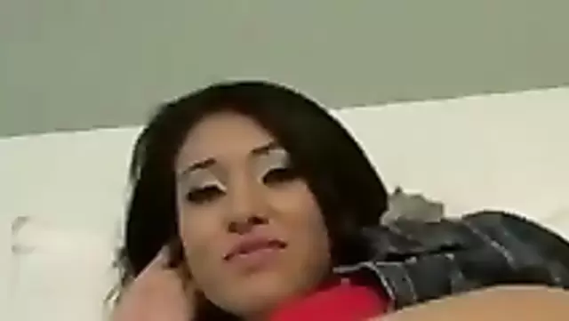 Özbek fahişe, yabancının kocasını baştan çıkarıyor.